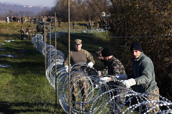 Tako so ograje postavljali novembra 2015. FOTO: Matej Družnik/Delo