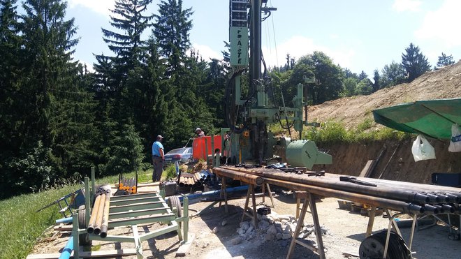 Na trasi med Velenjem in Slovenj Gradcem bosta dva dvocevna predora; Vodriž in Pusta gora, kjer so že zaključili z vrtanjem globoke predorske vrtine (na sliki) FOTO: arhiv Darsa