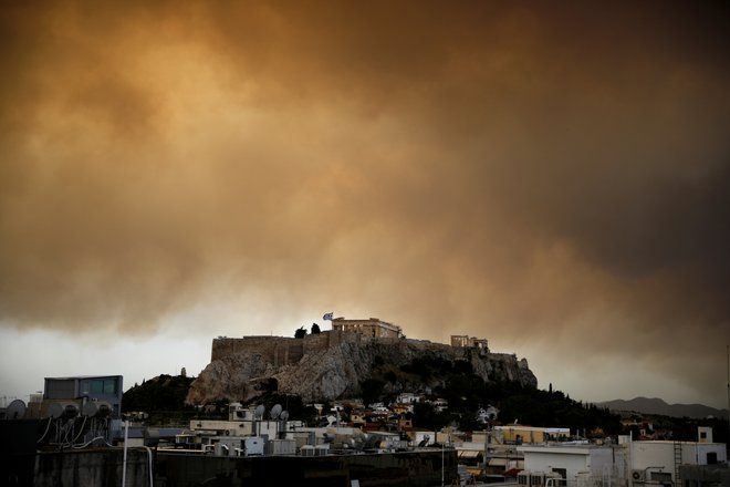 Dim nad atenskim Panteonom lani poleti. FOTO: Alkis Konstantinidis/Reuters