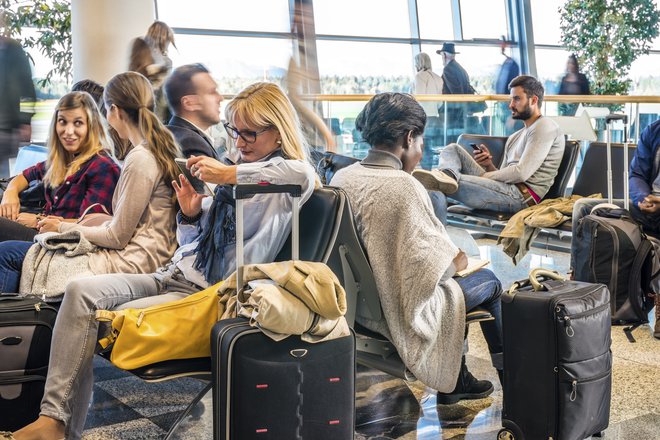 Brskanje po spletu, branje, klepet, počitek. FOTO: Fraport Slovenija