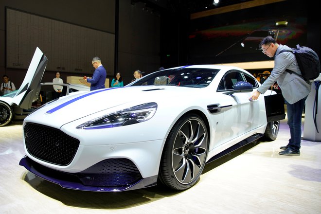 Čeprav se Aston Martin podaja tudi med proizvajalce električnih avtomobilov, pa po oceni analitikov v razvoju zaostaja za drugimi luksuznimi avtomobilisti. Foto: Aly Song/Reuters