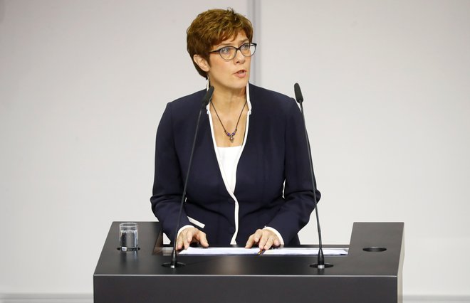 Annegret Kramp-Karrenbauer je zdaj tudi uradno nova nemška ministrica za obrambo. FOTO: Reuters