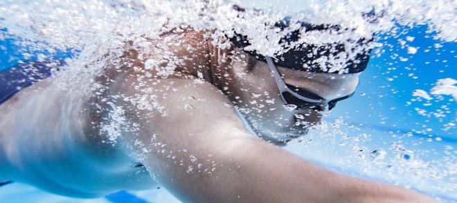 Plavanje je priporočljivo v vsakem obdobju leta in delu dneva. Foto Shutterstock