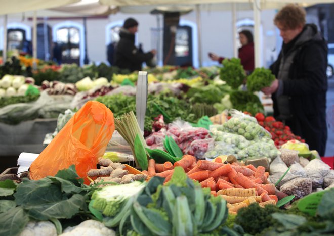 Vitamine in minerale vsebujejo tako rekoč vsa osnovna, nepredelana živila &ndash; zelenjava, sadje, olja, žita, meso in živalski produkti. FOTO Mavric Pivk/Delo