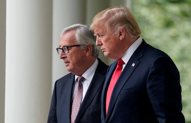 Ameriški predsednik Donald Trump in predsednik evropske komisije Jean-Claude Juncker med njunim srečanjem julija lani. Foto REUTERS/Joshua Roberts