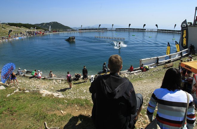 Jezero Zvoh je v preteklosti že gostilo nevsakdanje dogodke. FOTO: Leon Vidic/Delo