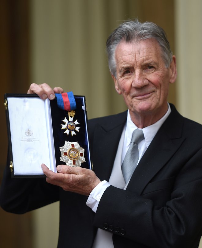 Michael Palin v Buckinghamski palači po imenovanju za viteza komandanta reda sv. Mihaela in sv. Jurija. FOTO: Reuters