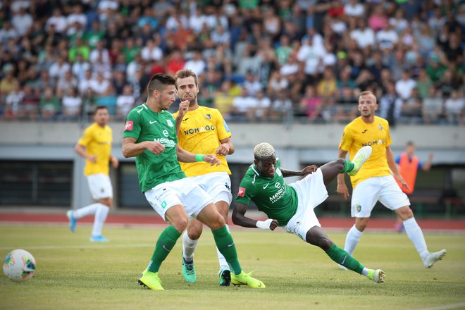 Mario Jurčević in Magny Bagnack sta imela veliko dela s tekmečevimi napadalci. FOTO: Jure Eržen/Delo