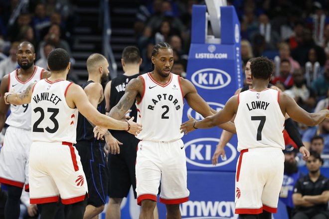 Kyle Lowry (desno) je letos s Torontom osvojil naslov prvakov v ligi NBA, zdaj bo ob Kembi Walkerju glavni zvezdnik v reprezentanci ZDA na SP. FOTO: Reuters