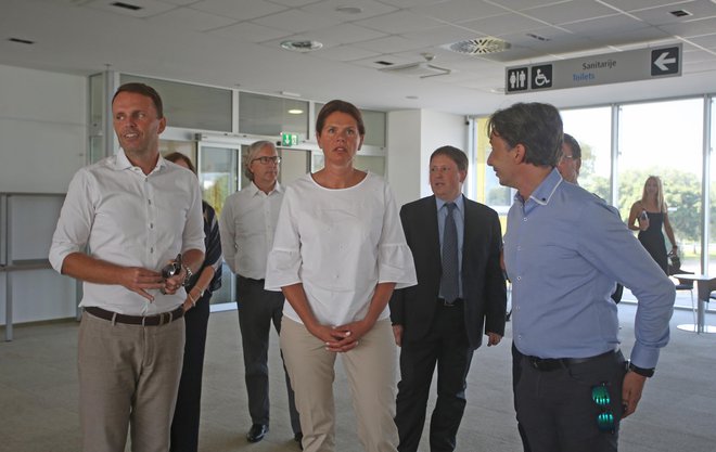 Alenka Bratušek, ministrica za infrastrukturo, na obisku Letališču Edvarda Rusjana Maribor. FOTO: Tadej Regent