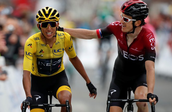 Prvi je Eganu Bernalu za zmago na Touru čestital Geraint Thomas. FOTO: Reuters