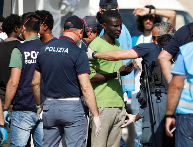 Z ladje so sicer iz zdravstvenih razlogov dovolili več migrantom. FOTO: Antonio Parrinello/Reuters