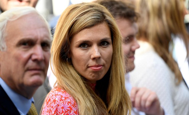 24 let mlajša Johnsonova partnerka Carrie Symonds. FOTO: Toby Melville/Reuters