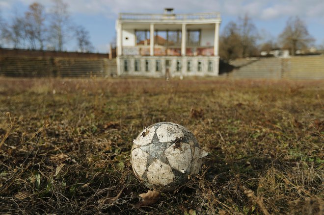 Plečnikov stadion v Ljubljani zaradi zapletov z dovoljenji na prenovo čaka že dolga leta. Foto Leon Vidic