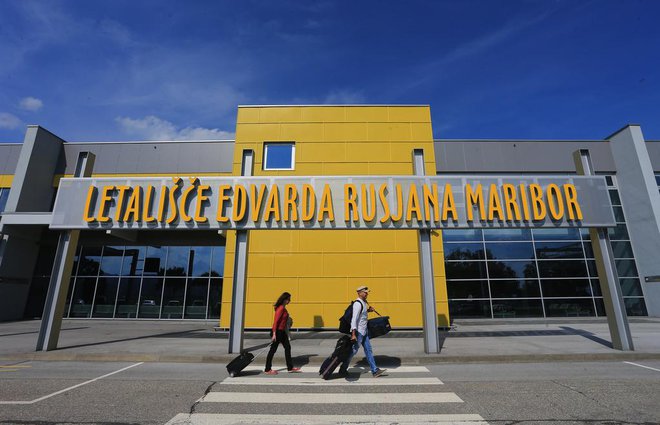 Hrup šolskih letal na letališču Edvarda Rusjana vznemirja Mariborčane. Foto Tadej Regent