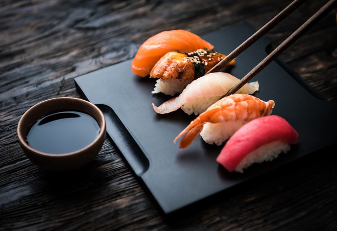 V številnih uglednih hotelih po svetu za zajtrk radi postrežejo suši, a zaradi vse večjega pomanjkanja rib si bo treba izmisliti suši za 21. stoletje. FOTO: Shutterstock