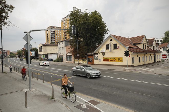 Gostilno Keršič in salon pohištva nameravajo zaradi nove soseske in predvidene širitve Celovške ceste porušiti.<br />
FOTO: Uroš Hočevar/Delo