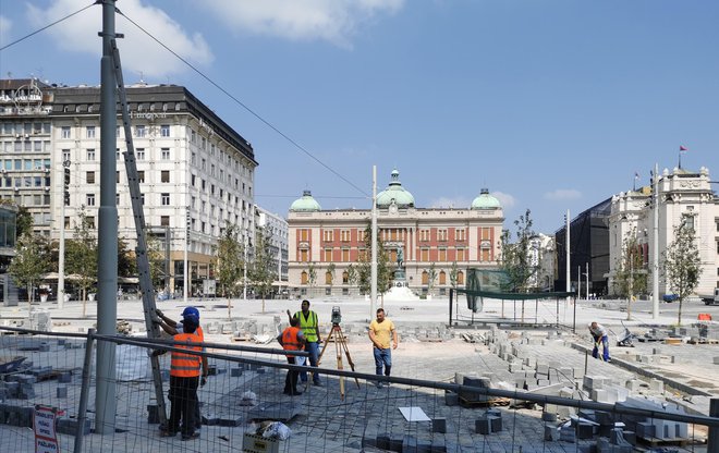 Trg republike, do nedavnega srce mesta in glavno prometno vozlišče v starem Beogradu, bo po prenovi sodoben trg z veliko ploščadjo. Foto: Milena Zupanič