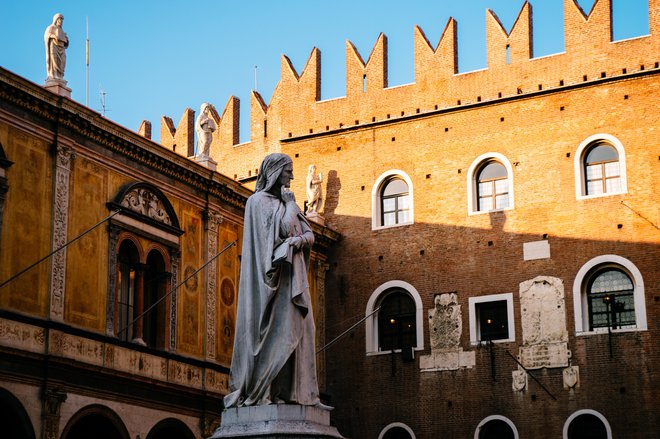 Eden od spomenikov, posvečenih avtorju Božanske komedije,  stoji tudi v Veroni. FOTO: Shutterstock