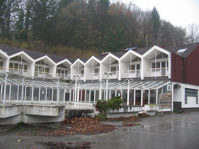 Hotelski kompleks bo njabrž treba porušiti. FOTO: Polona Malovrh