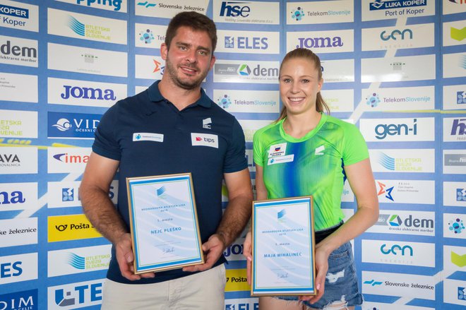 Nejc Pleško in Maja Mihalinec sta dobila priznanji za zmago v mednarodni atletski ligi. FOTO: Peter Kastelic/AZS