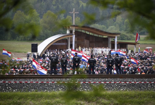 Lani so po slovesnosti obsodili šest ljudi zaradi kršenja zakona o prepovedi nacističnih simbolov. FOTO: Matej Družnik/Delo