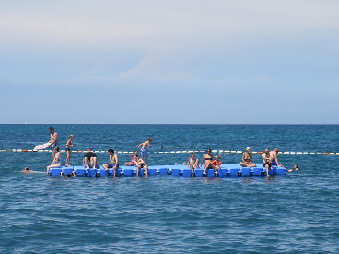 Arso je sicer že pozval komunalno podjetje Marjetica Koper, da preveri stanje kanalizacijskega sistema v zaledju kopalne vode in odpravi vir onesnaženja. FOTO: Nataša Čepar