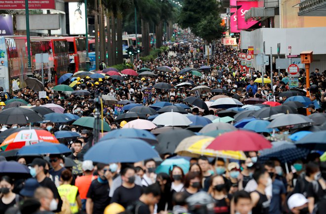 Kljub vedno strožjim ukrepom oblasti protestniki vztrajajo pri tedenskih demonstracijah. Poleg pozivov k večji demokratizaciji družbe, pozivajo tudi k odstopu voditeljice Hongkonga Carrie Lam. FOTO: Reuters