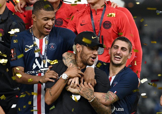 Prve lovorike v novi sezoni se je s soigralci razveselil tudi Neymar, ki si sicer želi zapustiti Pariz. FOTO: AFP