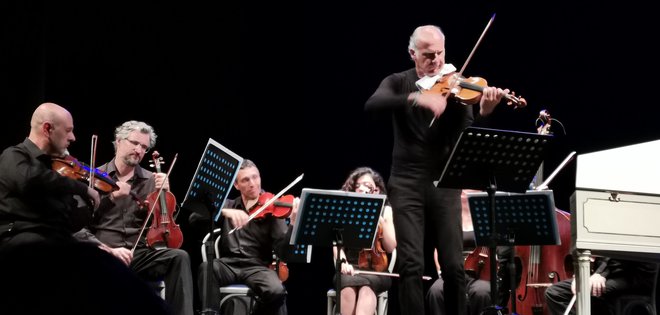 Massimo Quarta, izjemen violinski nastop, ki se ni pustil zmesti neprimernim aplavzom. Foto Boris Šuligoj