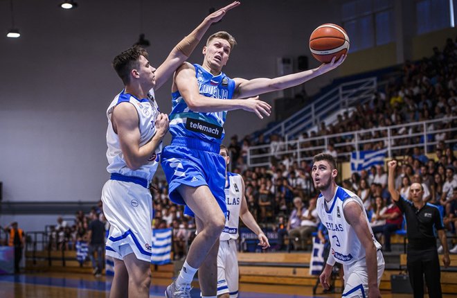 Gregor Glas (z žogo) je bil najučinkovitejši slovenski mladinec na letošnjem EP. FOTO: FIBA