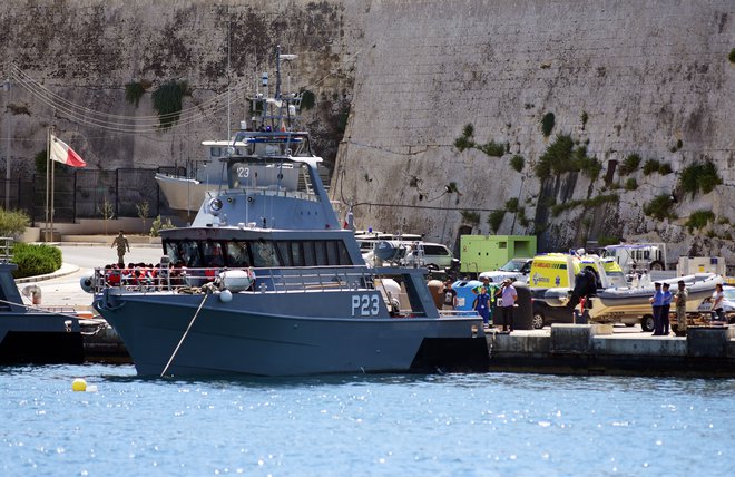 Organizacija Sea-Eye je ob uspešni akciji v tvitu zapisala, da so vsi skoraj umrli, da pa sedaj praznujejo življenje.&nbsp;FOTO: Mark Zammit Cordina Reuters