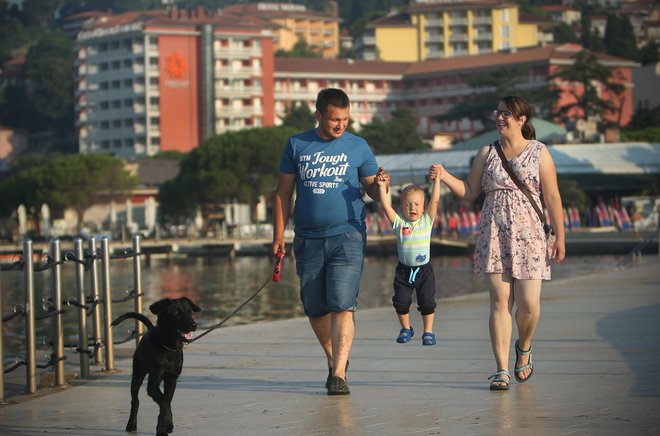 Fotografija turističnega vzdušja v Portorožu je simbolična. 39-letni Pirančan je po kraji v Piranu poskusil okrasti tudi več turistov v Portorožu. FOTO: Jure Eržen/Delo