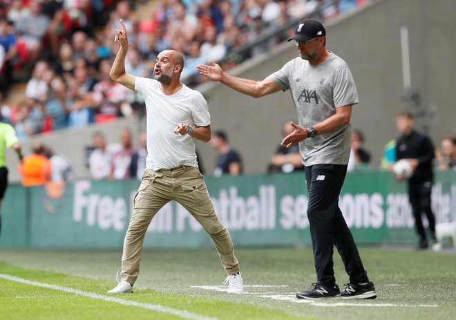 Pep Guardiola in Jürgen Klopp sta na prvi tekmi sezone nosila neformalna oblačila in tudi s tem pokazala, da superpokal ni na seznamu njunih prioritet v sezoni. FOTO: Reuters