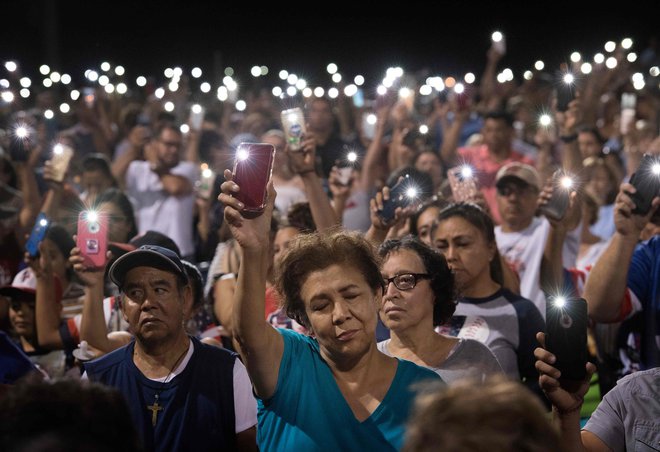 Številni prebivalci El Pasa so se včeraj spomnili žrtev strelskega pohoda, ki je bil povsem sodeč rasistično motiviran. Foto Afp