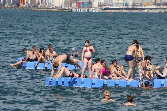 Žusterna je zelo priljubljeno kopališče med domačini, vse bolj pa tudi med turisti. FOTO: Nataša Čepar