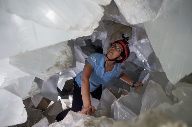 Geologinja Milagros Carretero občuduje notranjost velikanske geode v zapuščenem rudniku Pilar de Jaravia Foto AFP