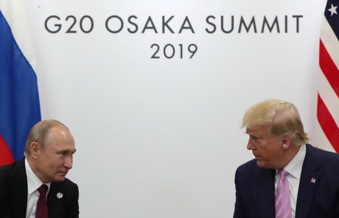 Ruski predsednik Vladimir Putin in ameriški predsednik Donald Trump med njunim srečanjem ob robu vrha skupine države G20 v Osaki.FOTO: AFP