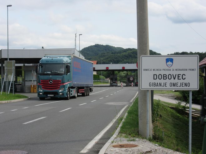 Na mejnem prehodu Dobovec je od 1. avgusta dovoljen prevoz težkih tovornih vozil, ki imajo sedež, naklad, doklad ali razklad na območju Krapine in Zagorja. FOTO: Špela Kuralt/Delo