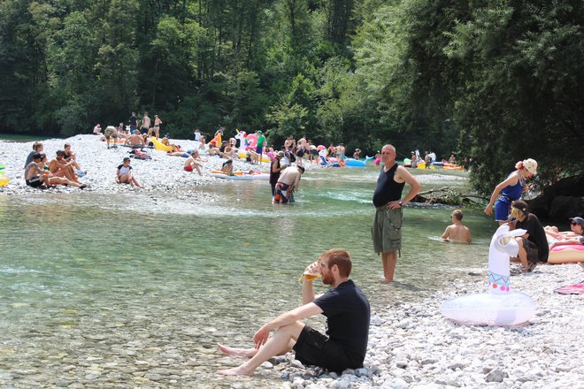 Takšno je kopališče na sotočju Tolminke in Soče v času glasbenih festivalov. Fotografije Blaž Močnik