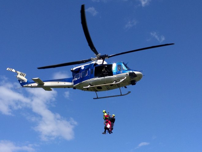 Posadka helikopterja je poskrbela za srečen konec zgodbe. FOTO: PU Kranj