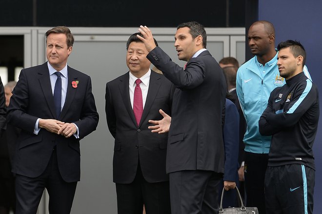 Nogometna globalizacija: oktobra 2015 je predsednik Manchester Cityja Khaldoon Al Mubarak (visoki predstavnik vladajoče družine iz Abu Dhabija) razkazal klubsko vadbeno središče britanskemu premierju Davidu Cameronu (levo) in kitajskemu predsedniku Xi Jinpingu (v sredini). FOTO: Reuters