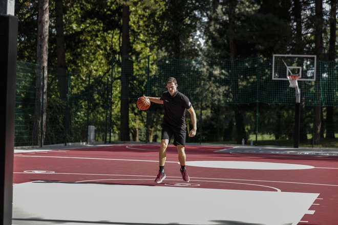 Goran Dragić med snemanjem videa o vadbi košarke v Tivoliju. FOTO: Uroš Hočevar/Delo