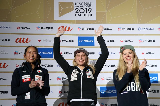 Janja Garnbret je naslov svetovne prvakinje osvojila pred Japonko Akijo Noguči in Britanko Shauno Coxsey. FOTO: Manca Ogrin