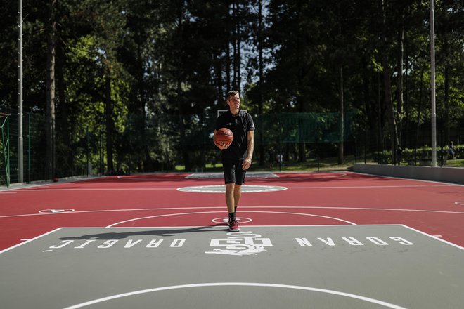 Goran Dragić je poleg košarkarskih uspehov znan po dobrodelnosti in vračanju lokalnemu okolju. Na Rogli že šest let navdušuje mlade košarkarje in nanje prenaša svoje vrednote, letos pa se je odločil za nadgradnjo. FOTO: Uroš Hočevar/Delo