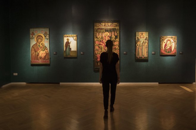 Na razstavi so predstavljene ikone, ki so stale v rdečem kotu vsake ruske hiše, velike cerkvene ikone in manjše podobe, okrašene z dragocenimi zakladi. Foto Voranc Vogel