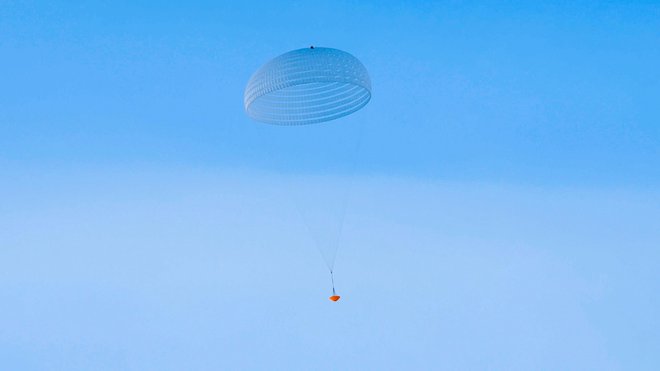 Testiranje glavnega padala se je že dvakrat končalo z razočaranjem. Fotografija je sicer posneta pri uspešnem testu z višine 1,2 kilometra. FOTO: Esa