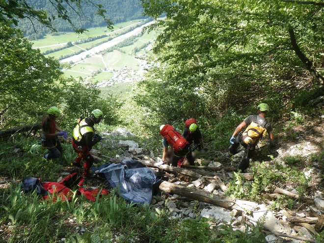 Jadralnemu padalcu na Mrzlem vrhu žal niso mogli več pomagati. Foto Grs Tolmin 