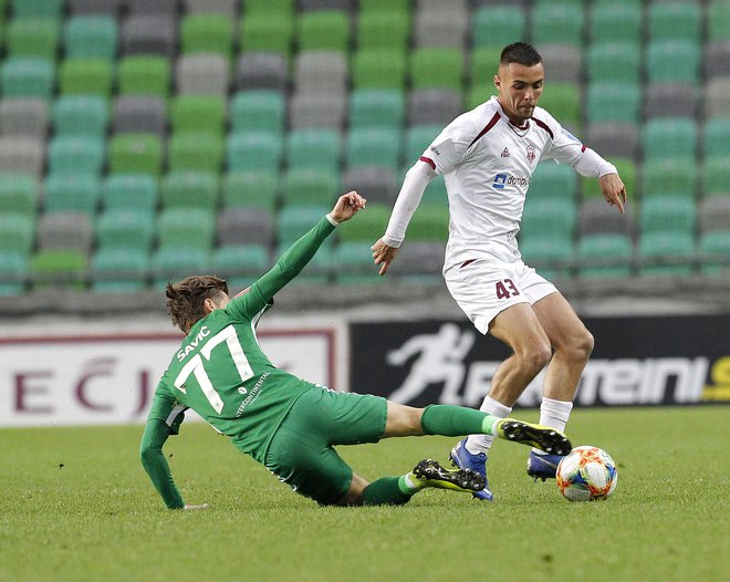 Kranjski zvezni igralec David Tijanić je v Sežani zadel le vratnico, tretje ligaške zmage pa so se veselile Sežančani. FOTO: Mavric Pivk/Delo