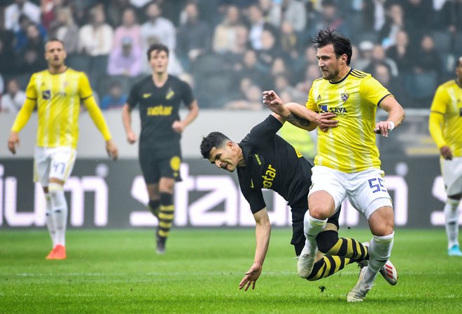 Špiro Peričić (desno) je še zasolil mariborske rane in bo 96. štajerski derbi poskušal čimprej pozabiti. FOTO: Reuters